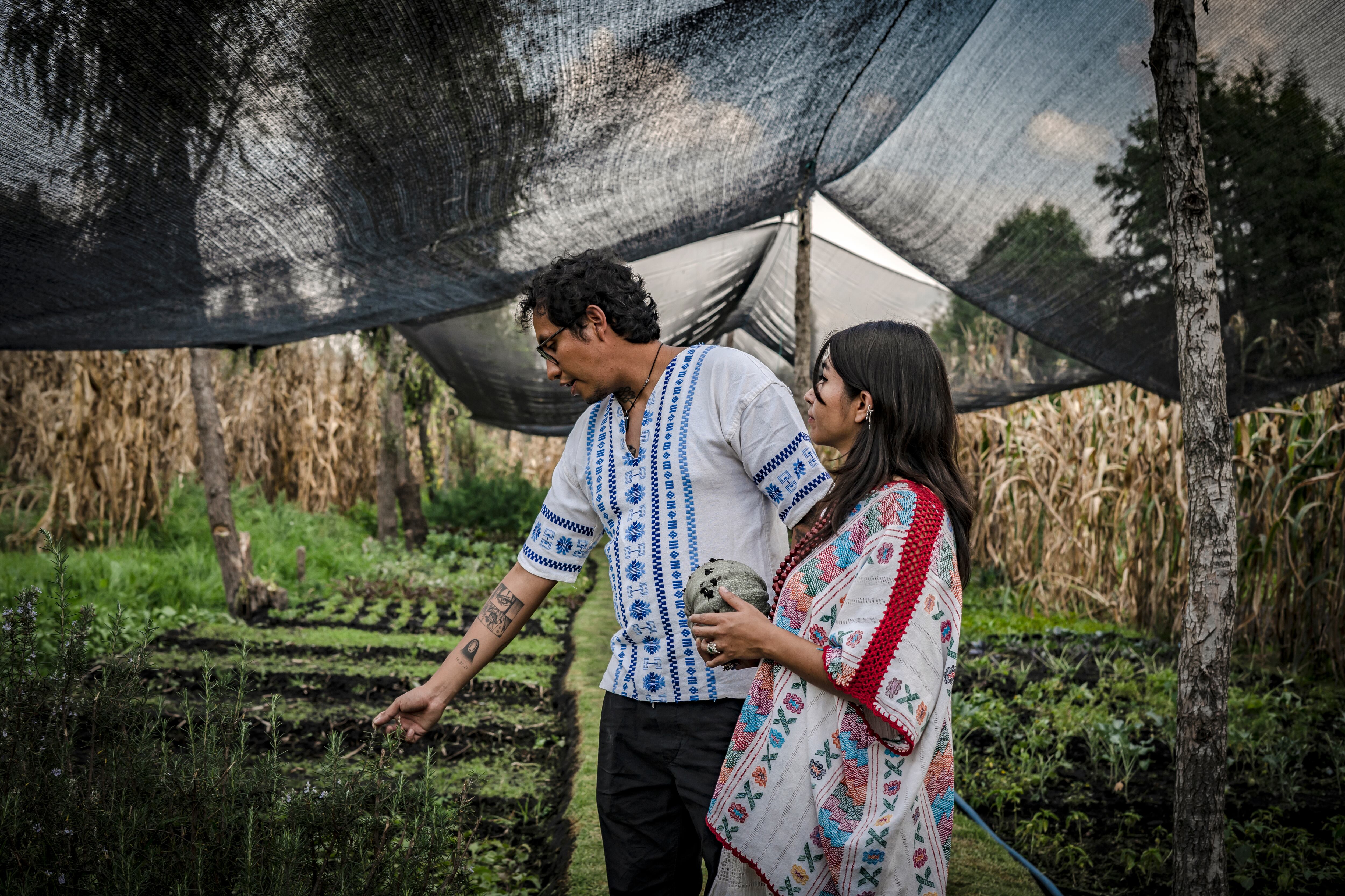 El chef mexicano Xchel González junto a su pareja Isabel Molina en Xochimilco.