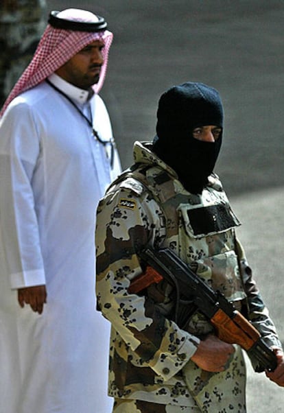 Un agente de las fuerzas especiales saudíes, ayer en Riad.