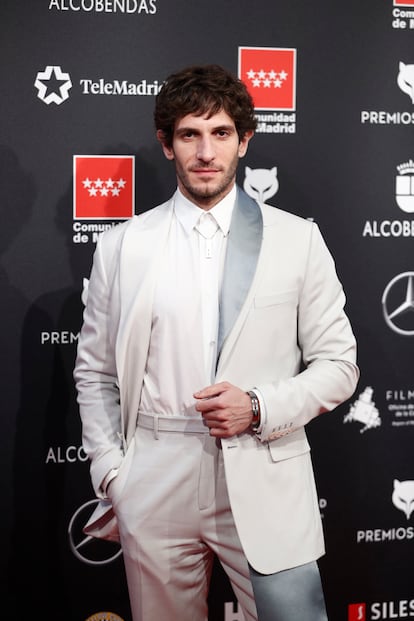 El actor Quim Gutiérrez arriesgó y apostó por el blanco. Dior firma su original traje, un diseño de la colección primavera-verano 2020 de la firma.