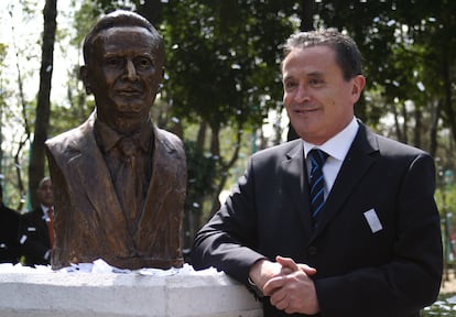 Ricardo Rocha junto a un busto de sí mismo en el Parque de los Periodistas Ilustres en Ciudad de México, el 4 de febrero de 2009.