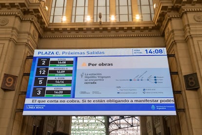 Un anuncio en la estación de tren Constitución que lee, "El que corta no cobra", en referencia a las ayudas sociales que el Gobierno de Milei ha amenazado con retirar a aquellos que se manifiesten sobre la calle.