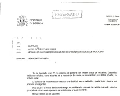 <B>EL DOCUMENTO CONFIDENCIAL.</B> El oficio reservado se titula “Medidas a aplicar sobre personal militar identificado con indicios de radicalidad”.