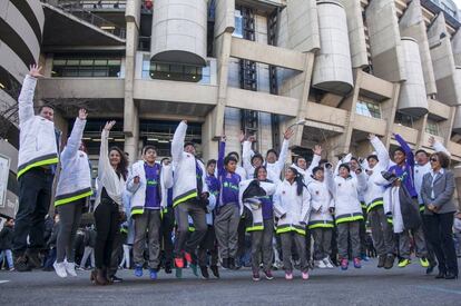 Los niños de la Fundación boliviana Alalay, el sábado antes del partido Real Madrid-Alavés.