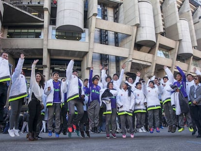 Los ni&ntilde;os de la Fundaci&oacute;n boliviana Alalay, el s&aacute;bado antes del partido Real Madrid-Alav&eacute;s.