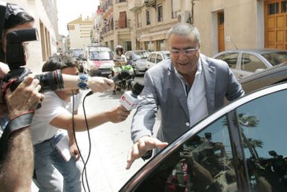 Enrique Ortiz, a su llegada a los juzgados de Orihuela para declarar sobre el <i>caso Brugal.</i>