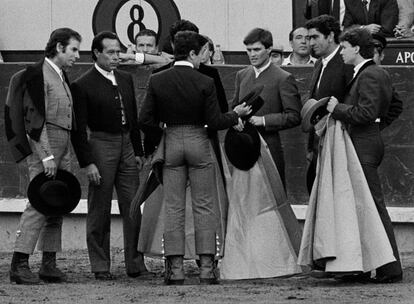 Rafael de Paula, Curro Romero, Ortega Cano, Espartaco, Joselito, Vidrié y el Niño de la Taurina en el festival en memoria de El Campeño. Fotografía tomada en Madrid el 16 de junio de 1988.