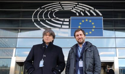 Puigdemont y Comín recogen la credencial permanente de eurodiputados.