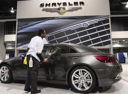 Un trabajador lustra uno de los modelos de Chyrsler expuestos en la última feria del automóvil de Washington.- La compañía ha llegado a un acuerdo con sus acreedores