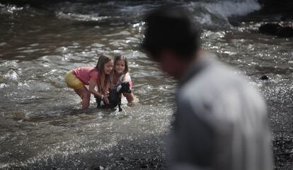 Dos niñas participan en el tradicional baños de las cabras en el Puerto de la Cruz, Tenerife, 24 de junio de 2013.