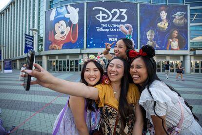 Varias mujeres se hacen un selfi delante de la sede del evento D23, el Centro de Convenciones de Anaheim (California).