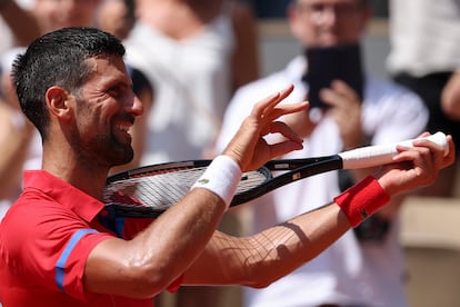 El tenista serbio Novak Djokovic celebra tras ganar al alemán Dominik Koepfer en su partido de tercera ronda del torneo individual masculino de tenis. 