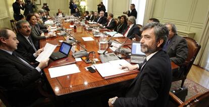 Carlos Lesmes (en primer plano), presidiendo una reunión del CGPJ.,