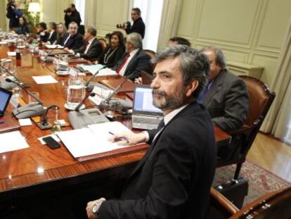 Carlos Lesmes (en primer plano), presidiendo una reuni&oacute;n del CGPJ.,