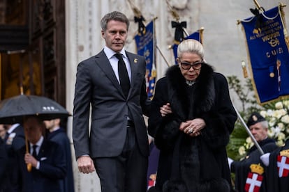Manuel Filiberto de Saboya con su madre, Marina Ricolfi-Doria, en el funeral de Víctor Manuel de Saboya (su padre y marido, hijo de Humberto II), celebrado el 3 de febrero de 2024 en Turín, Italia.