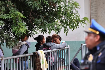 Familiares de las víctimas en el hospital Dr. Rubén Leñero.