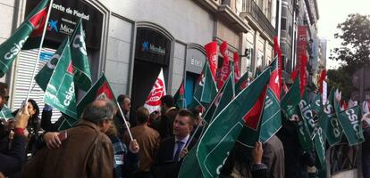 Imagen de una de las concentraciones de este viernes, frente a la sede de Cecabank, en Madrid.