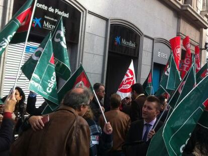 Imagen de una de las concentraciones de este viernes, frente a la sede de Cecabank, en Madrid.