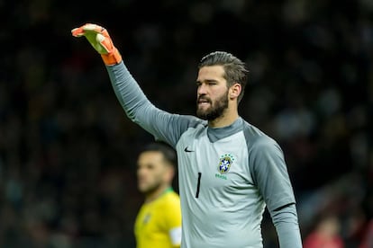 El portero Alisson, durante el partido de Brasil contra Alemania el 27 de marzo. 