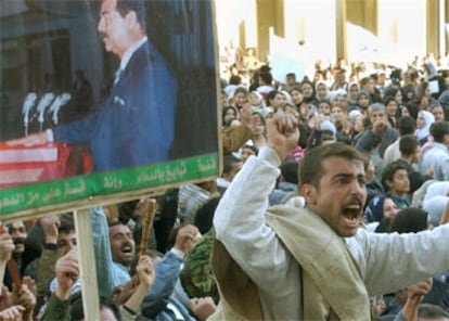 Manifestación en apoyo a Sadam Husein, con motivo del duodécimo aniversario de la guerra del Golfo, ayer en Bagdad.