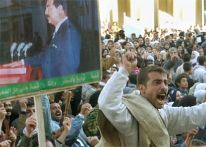 Manifestación en apoyo a Sadam Husein, con motivo del duodécimo aniversario de la guerra del Golfo, ayer en Bagdad.