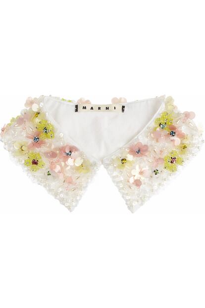 Marni apuesta por las flores para decorar este cuello. Su precio es de 260 euros.