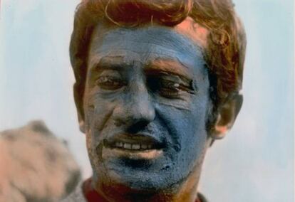 &#039;Pierrot el loco&#039; (Jean-Luc Godard, 1965). El rostro pintado azul Klein de Jean-Paul Belmondo se ha convertido en una de las im&aacute;genes pl&aacute;sticas m&aacute;s recurridas y celebradas del imaginario cultural del siglo XX. Godard volv&iacute;a a confiar en el d&uacute;o Belmondo y Karina como pareja en fuga de la civilizaci&oacute;n a la b&uacute;squeda de su isla del tesoro por las costas mediterr&aacute;neas.