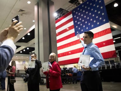 Un inmigrante iraní de 21 años, Erik Danialian, posa junto a su certificado de naturalización estadounidense, en Los Ángeles.