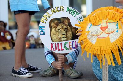 Protestas frente a la clínica del dentista que mató al léon Cecil en Zimbabue, en Bloomington, Minnesota.