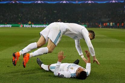 Cristiano se tira encima de Casemiro para celebrar el 1-2.