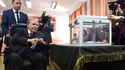 Abdelaziz Buteflika, en silla de ruedas, votando en un colegio electoral de Argel en mayo.