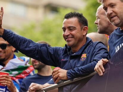 Xavi Hernández,  este lunes, durante la celebración del título de Liga por las calles de Barcelona.