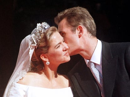 (FILES) In this file photo taken on October 4, 1997 Spanish Infanta Cristina, daughter of King Juan Carlos, and her husband, international handball player Inaki Urdangarin, kiss as they leave the cathedral of Barcelona after their wedding. - The Infanta Cristina of Spain and Inaki Urdangarin, who is serving a sentence for corruption on parole and was recently photographed with another woman, announced their separation on January 24, 2022, in a statement to EFE Spanish news agency. (Photo by DOMINIQUE FAGET / AFP)