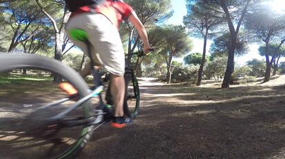 El autor probando una bicicleta eléctrica de montaña