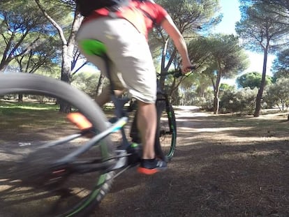 El autor probando una bicicleta eléctrica de montaña