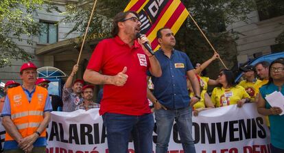 Los secretarios generales en Cataluña de UGT, Camil Ros, y de CC OO, Javier Pacheco, en una concentración para reclamar aumentos de sueldos