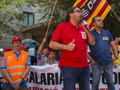 Los secretarios generales en Cataluña de UGT, Camil Ros, y de CC OO, Javier Pacheco, en una concentración para reclamar aumentos de sueldos