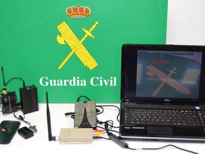 Los aparatos que la policía intervino tras detener a tres personas por hacer trampa en el examen teórico de conducir.