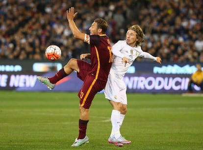 Modric pelea el balón con Totti 