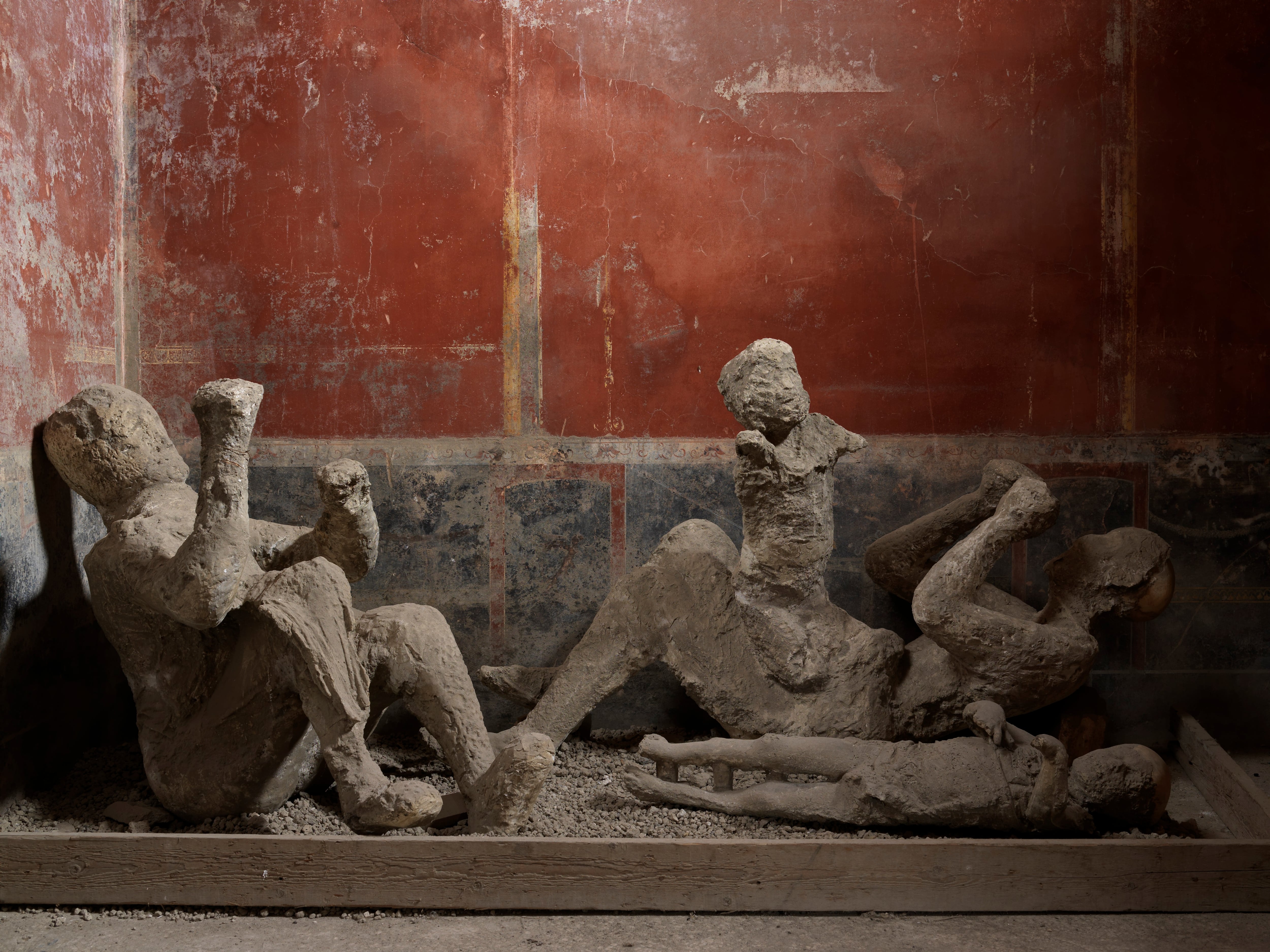 Moldes mortuorios de las víctimas de la Casa del Brazalete Dorado, en Pompeya (Italia). Al fondo a la derecha, la supuesta mujer con su hijo.