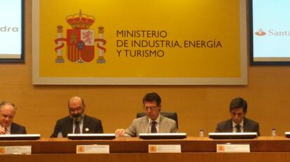 José Manuel Soria, junto a los representantes de Santander, Indra y Telefónica, en la presentación de Industria 4.0
