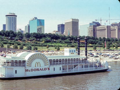 El navío, conocido como McBarge (en español, McBarcaza), alojó un restaurante McDonald’s con motivo de la Expo 1986 celebrada en Canadá, para después convertirse en un molesto armatoste del que la franquicia no quiso saber nada.