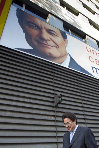David Madí, ayer, ante la sede de Convergència, en la calle de Còrsega.