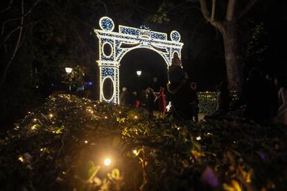 La organizadora confía en hacerse un hueco entre el ocio navideño de la capital: “Es un paseo en calma, aislado del bullicio de la capital, en esta joyita del centro de Madrid”, comenta Barros. En la imagen, varias personas disfrutan de la iluminación el día de la inauguración el pasado día 19 de noviembre.