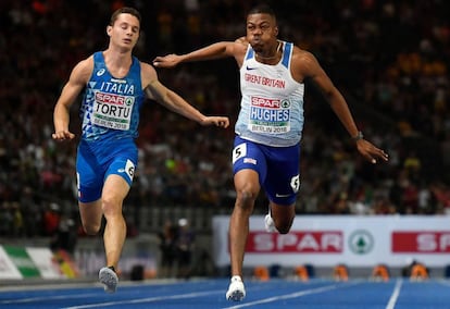 El ganador, Zharnel Hughes, a la derecha, cruza la línea de meta por delante del italiano Tortu (quinto) en la final de los 100m.