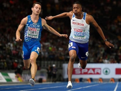 El ganador, Zharnel Hughes, a la derecha, cruza la línea de meta por delante del italiano Tortu (quinto) en la final de los 100m.