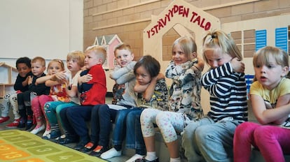 Varios niños en un aula de un colegio público de Helsinki.