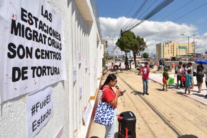 En la estación migratoria de Comitán, en el Estado sureño de Chiapas, un grupo de activistas se ha manifestado y ha exigido castigo a los responsables de la tragedia en Ciudad Juárez. En la imagen, una manifestante lee un discurso junto a un cartel con la frase "Las estaciones migratorias son centros de tortura".