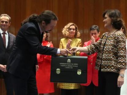Carmen Calvo entrega la cartera de Derechos Sociales y Agenda 2030 al líder de Unidas Podemos