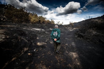 Un vecino recorre la zona arrasada por el fuego en la aldea de Carzoa, este martes.