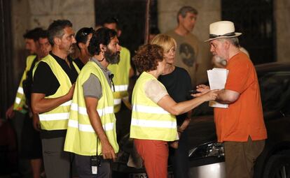 Pedro Almodóvar y Emma Suárez hablan con los miembros del equipo tras una de las secuencias.